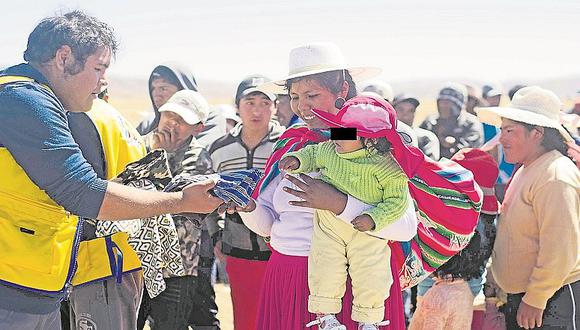 Puno: Pobladores reciben ayuda humanitaria mientras la helada continúa