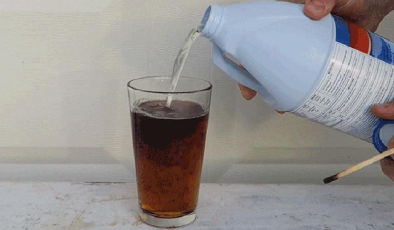 YouTube: ¿Qué ocurre cuando se mezcla Coca-Cola con lejía?