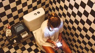 Video de TikTok revela por qué es peligroso quedarte sentado varios minutos en el inodoro