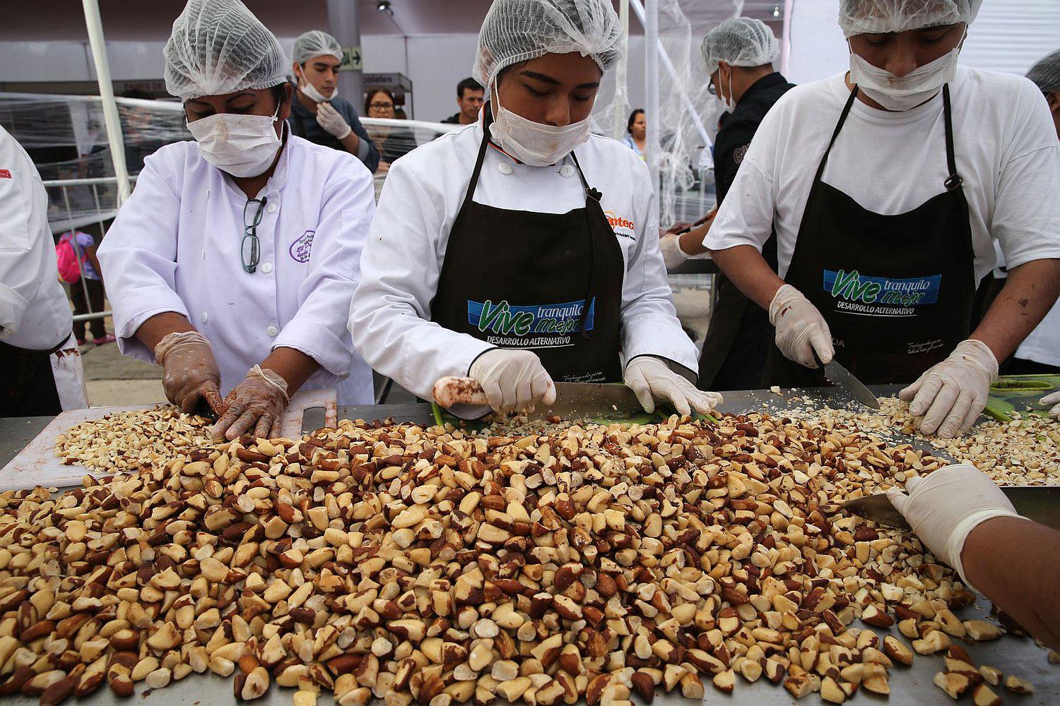 ​Con cacao del Vraem elaboran el chocolate con frutos más grande del mundo (VIDEO)
