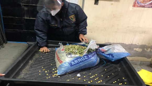 Trujillo: Intervienen a mujer por querer meter saco de habas con marihuana a penal El Milagro (Foto: PNP)