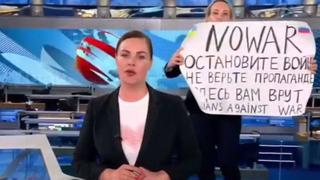 Ucrania: periodista harta de mentiras interrumpe noticiario ruso y alerta que ahí engañan | VIDEO
