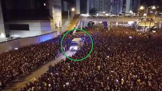 Dos millones de manifestantes abrieron paso a una ambulancia en solo segundos│VIDEO