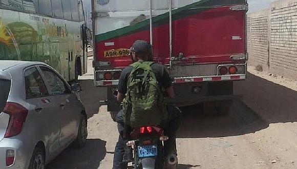 Cusco: ​​Pasajero de moto no usa casco