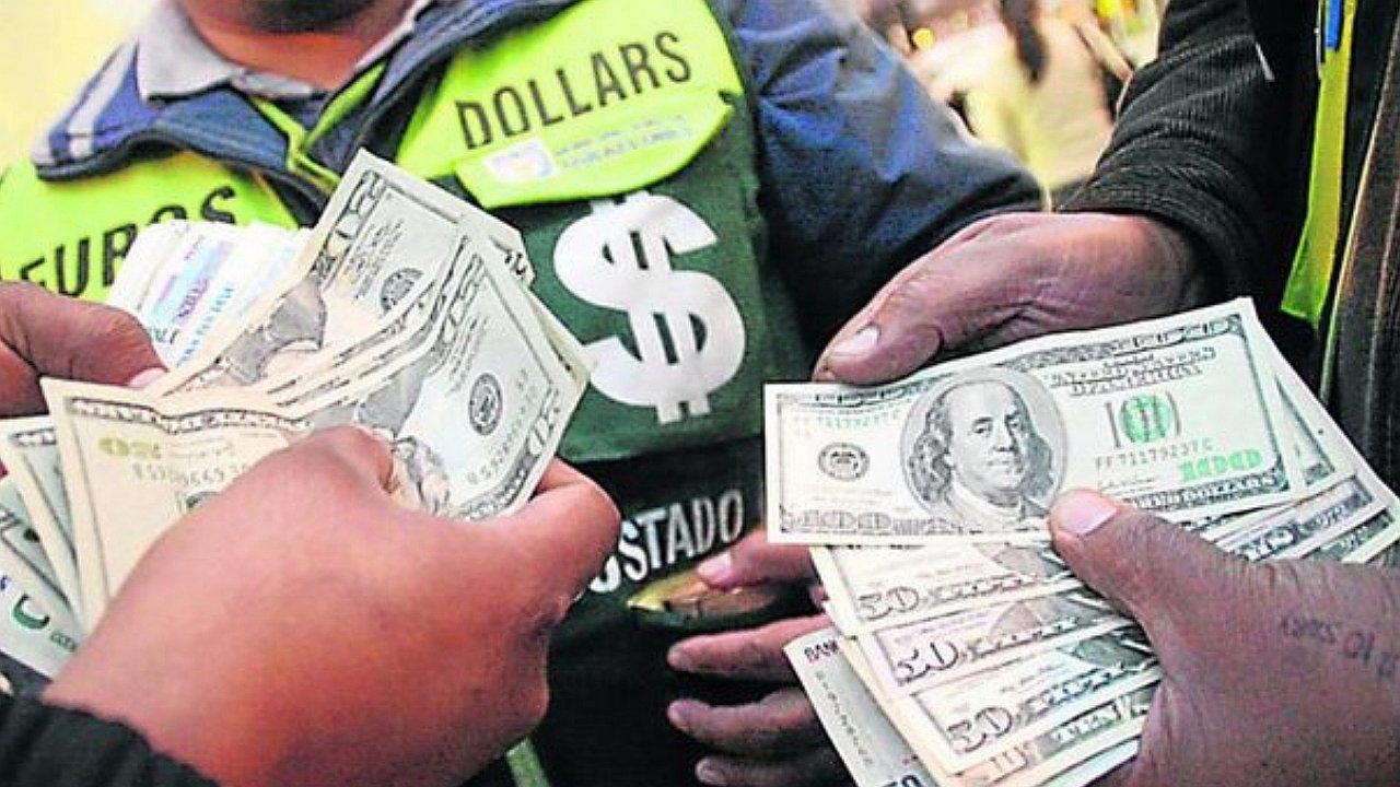 Condenan a cambista por vender dólares en calles de San Isidro