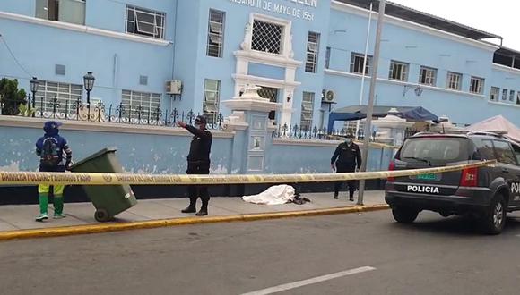 Trujillo: Anciano fallece en puerta del hospital Belén y todavía no recogen el cadáver (Foto: Facebook | captura de pantalla)