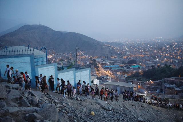 Familias peregrinan hasta lo alto del cerro San Cristóbal. Foto: Joel Alonzo/GEC