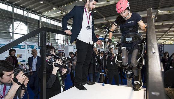 Exoesqueleto permite a parapléjicos levantarse, andar y subir escaleras