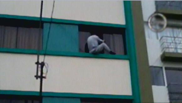 Anciano intentó lanzarse del tercer piso de un edificio en Lince [VIDEO]
