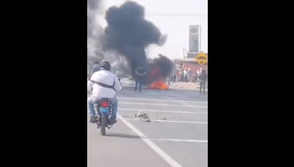 Los manifestantes bloquean el ingreso al distrito de Végueta con llantas quemadas y piedras. (Captura video Enlace Noticias / Facebook)