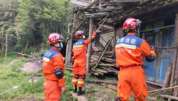Los rescatistas revisan las casas dañadas en un terremoto de magnitud 6,1 que mató a cuatro personas e hirió a otras 14 en Yaan, en la provincia de Sichuan, en el suroeste de China, el 2 de junio de 2022. (Foto de AFP) / China OUT