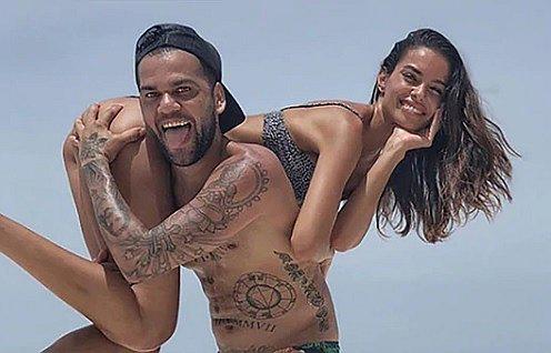 Novia de Dani Alves responde tras ser acusada de "vivir" del fultbolista