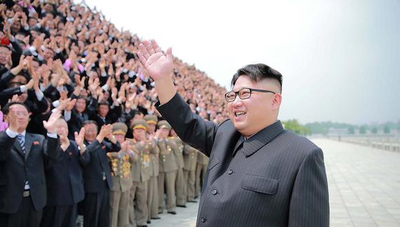 Kim Jong-un posa con más de un millar de protagonistas de ensayo de misiles 