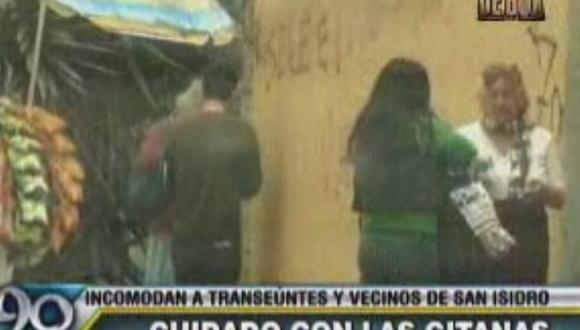 Gitanas toman calles de San Isidro e interceptan a peatones [VIDEO]