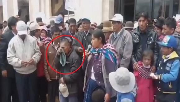 Padre de hombre que asesinó a mujer en Puno es humillado y termina llorando (VIDEO)