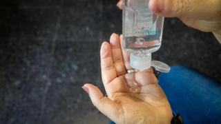 Hermanos que compraron 17 mil botellas de gel antibacterial para venderla a precios inflados podrían ir presos 