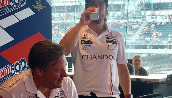 Alonso se despide de Indianápolis bebiendo leche a pesar de no ganar 