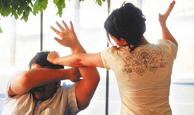 Policía denuncia a su esposa por agresión física