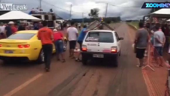 Brasil: un pequeño Fiat Uno se enfrenta a un Camaro y ocurre lo inesperado (VIDEO)