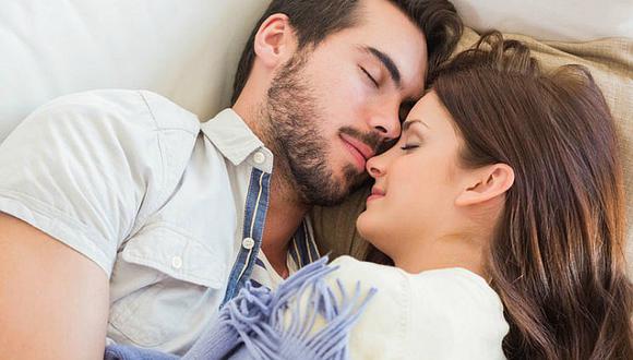 Estudio revela que pose para dormir delata si tu pareja es infiel