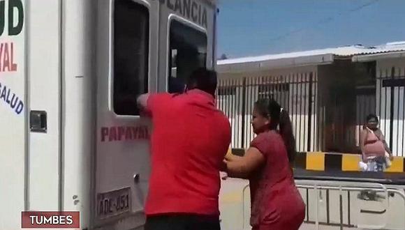 Hombre en Tumbes muere porque puerta de ambulancia se trabó | VIDEO