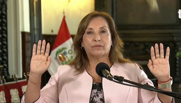 Dina Boluarte acostumbra mostrar sus manos en señal de transparencia e inocencia. (Foto: captura de pantalla)