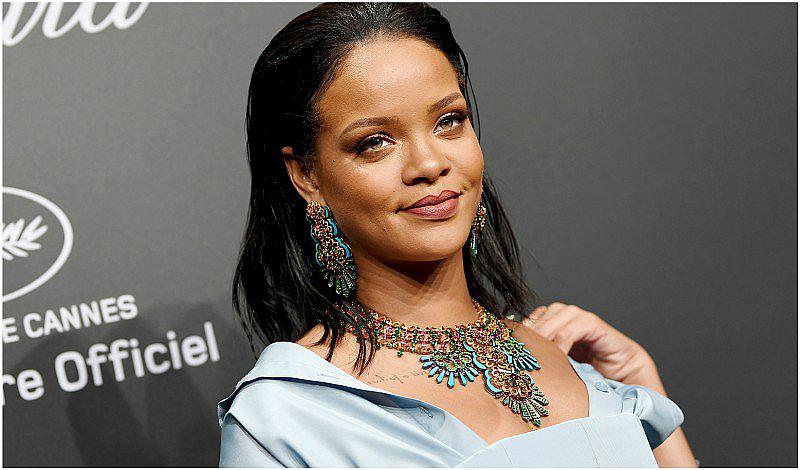 Rihanna sorprende en portada de Vogue [FOTO]