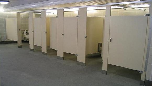 ¿Por qué las puertas en los baños públicos no están completamente cerradas?