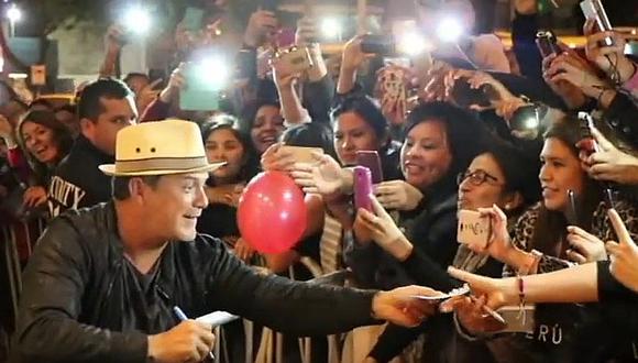 Alejandro Sanz llega a Lima y fans intentaron robarle beso  [VIDEO]    