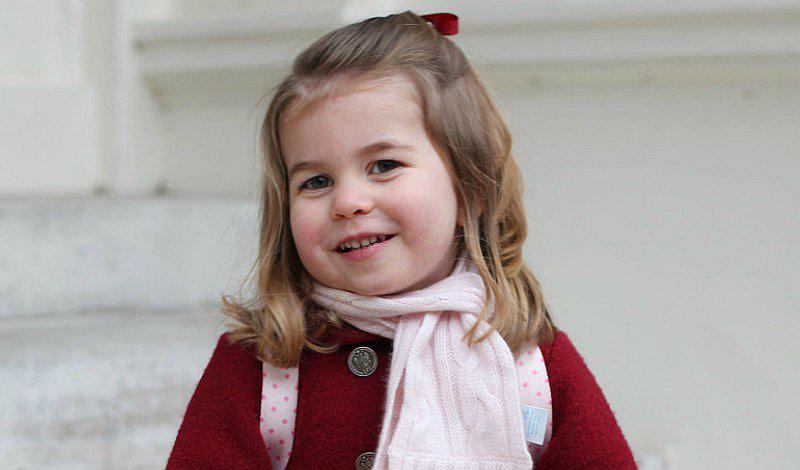 Princesa Charlotte visitó a su hermano recién nacido con tierno look