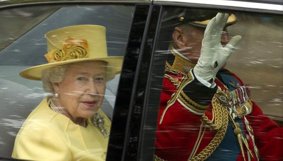 Subastan Aston Martin modificado para que la reina vea sus sombreros