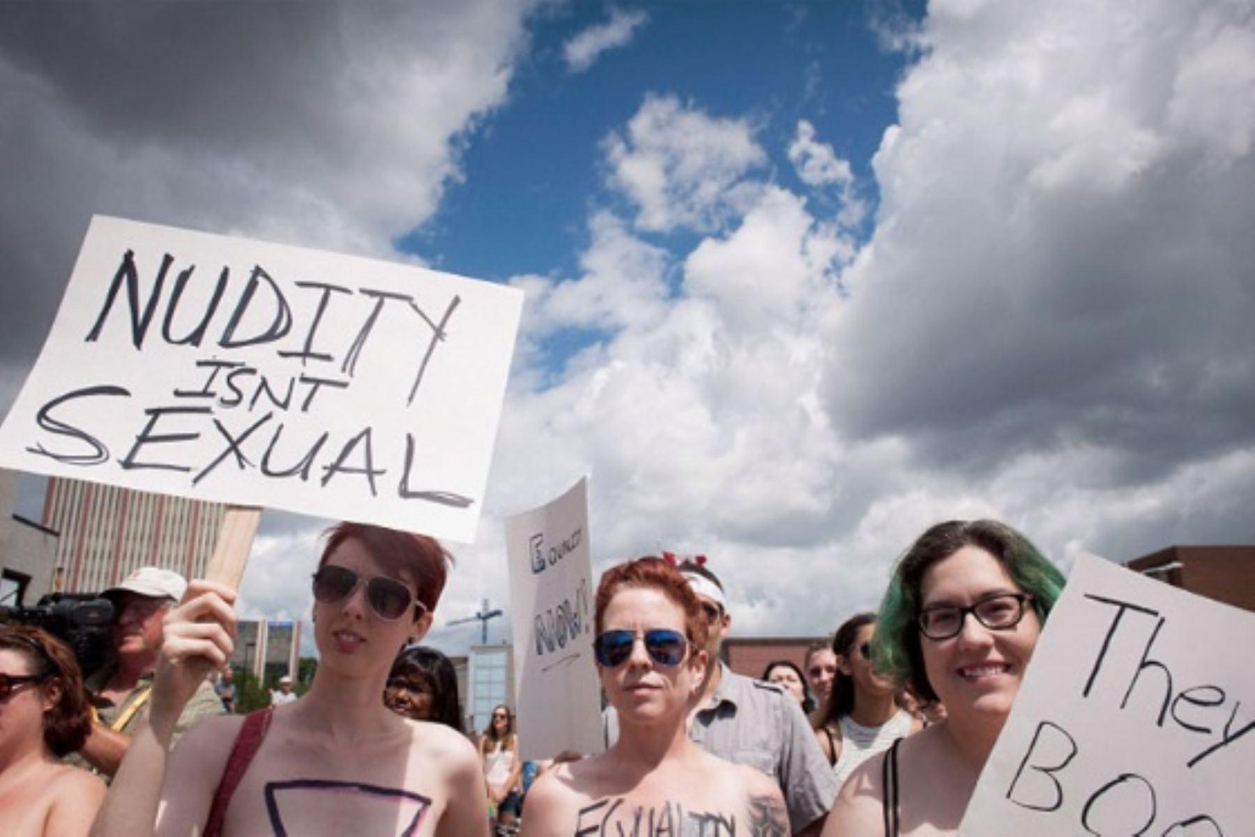 Manifestación masiva por el derecho de las mujeres a pasear en topless 