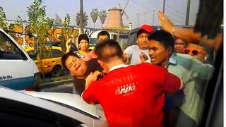 Ate: Choferes se golpean en plena Carretera Central  [VIDEO]