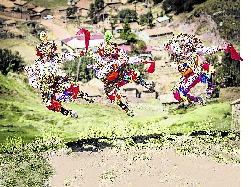 LA FIESTA DEL AGUA Y LAS TIJERAS