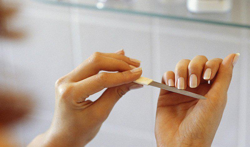 Conoce todo sobre esas manchas blancas que salen en las uñas