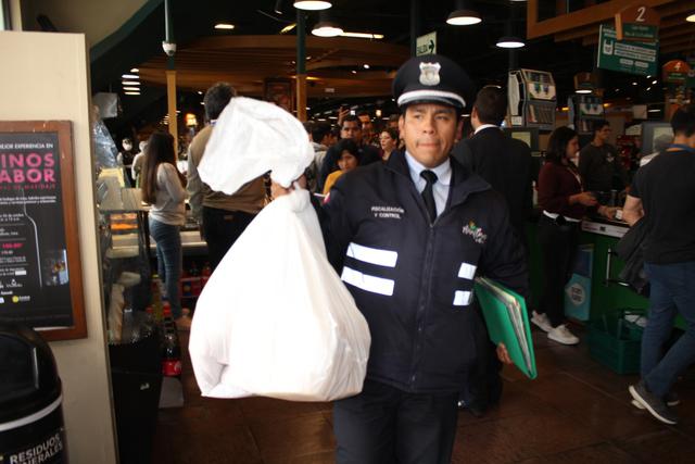 El subgerente de Fiscalización y Control del municipio, Raúl Ramos, detalló que la clausura será de manera temporal hasta que el supermercado subsane las medidas observadas. (Foto: Municipalidad de Miraflores)