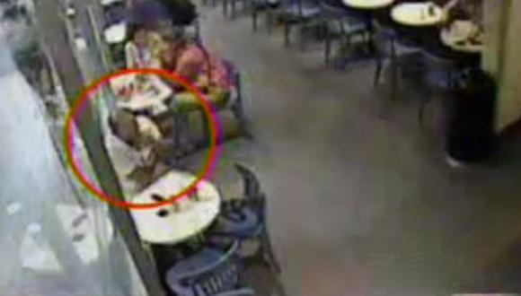 Arequipa: cámara registra robo a directora de Promperú en restaurante (VIDEO)