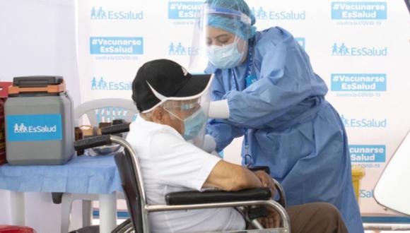 La aplicación móvil Asegúrate e Infórmate permitirá al adulto mayor inscribirse al SIS para ser incluido en el padrón de ciudadanos que serán vacunados contra el COVID-19 (Foto: Andina)