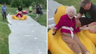 Abuela de 94 años se desliza por primera vez en un inflable | VIDEO