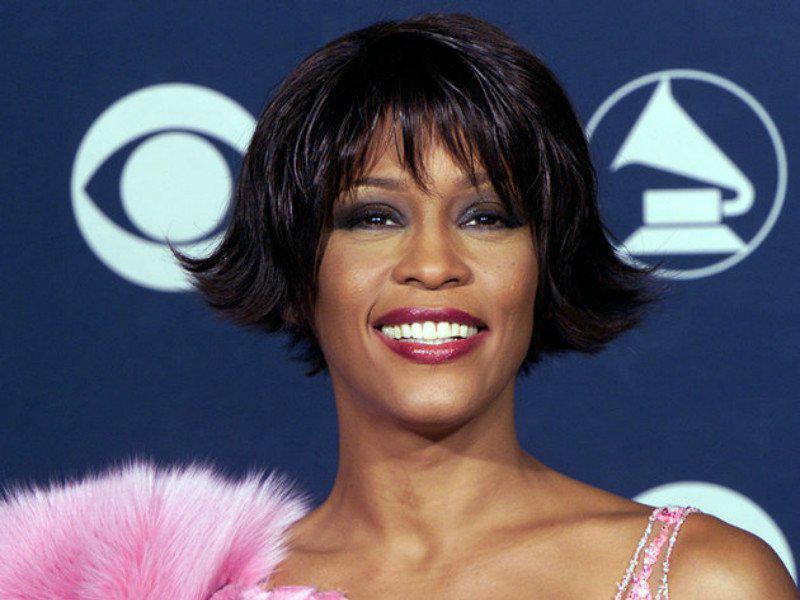 Viudo de Whitney Houston asegura que ella era bisexual