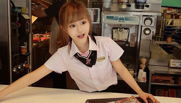 McDonald's: Conoce a "La Diosa", la trabajadora con rostro de muñeca [VIDEO]