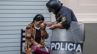Policía ayuda a mujer en protesta contra indulto a Fujimori y conmueve a muchos (FOTO)