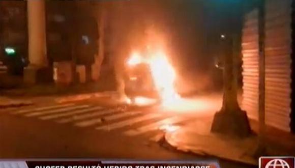 Chofer sufre quemaduras leves al incendiarse su vehículo [VIDEO]