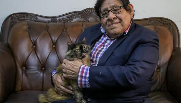 El escritor Antonio Gálvez Ronceros junto a su gata Mayra. FOTO: Britanie Arroyo