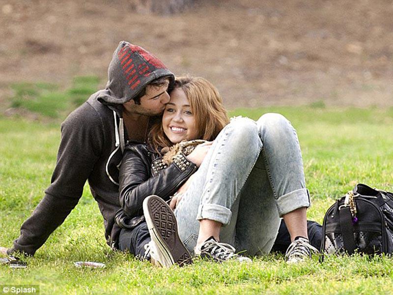 Miley Cyrus comparte besos y abrazos con co- estrella Josh Bowman
