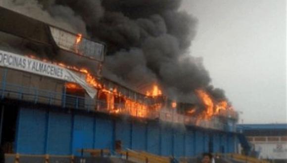 Incendio consume instalaciones de centro aerocomercial del Callao