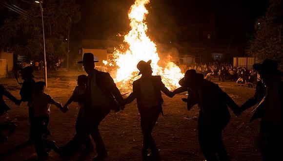 Israel: judíos bailan en torno a hogueras que contaminan el ambiente