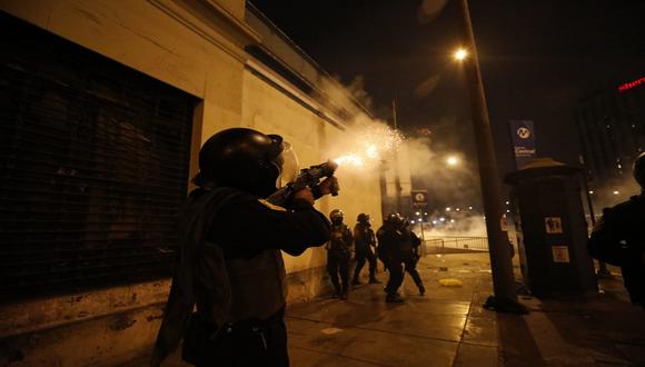 Policía Nacional confirmó uso de gases lacrimógenos y perdigones de goma. (Foto: César Bueno/Gec)