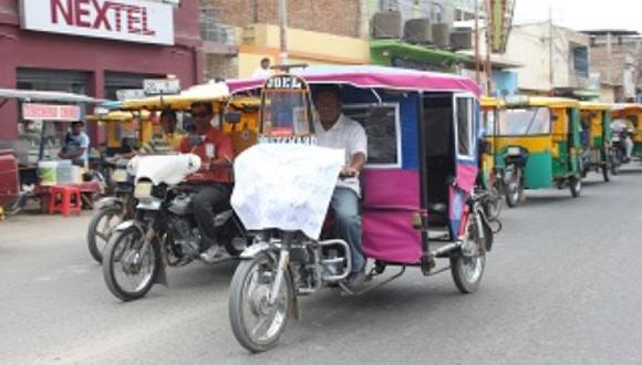 Choque entre couster y mototaxi deja a un muerto en San Juan de Miraflores