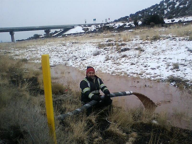 ​Un camión cisterna vuelca y deja un delicioso "río de chocolate"